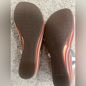 NWT Vionic sandals size 9 TTS. Multicolor.